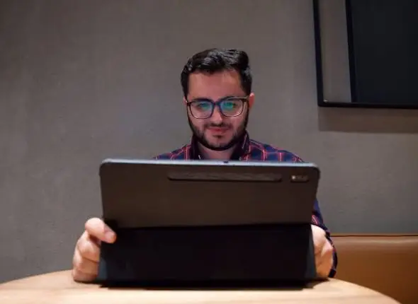 pexels-iamhogir-17801348